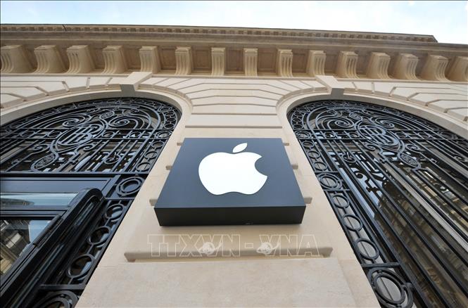 Trong ảnh: Biểu tượng Apple tại một cửa hàng ở Paris, Pháp. Ảnh: AFP/TTXVN
