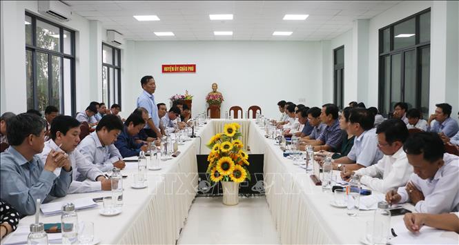 Trong ảnh: Quang cảnh buổi làm việc giữa đoàn công tác của tỉnh An Giang với lãnh đạo các địa phương về tình hình sạt lở trên địa bàn tỉnh. Ảnh: Công Mạo-TTXVN