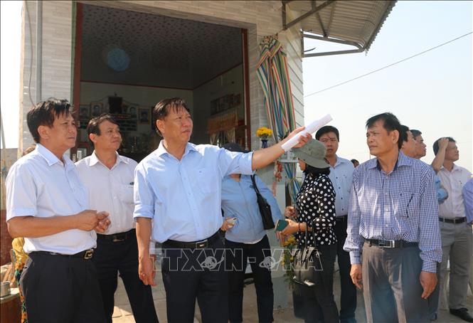 Trong ảnh: Phó Chủ tịch UBND tỉnh An Giang Trần Anh Thư (thứ 3 trái qua) và đoàn công tác của tỉnh An giang khảo sát khu dân cư Mỹ Hội - nơi bố trí nền tái định cư cho các hộ dân bị ảnh hưởng do sạt lở của xã Mỹ Hội Đông, huyện Chợ Mới. Ảnh: Công Mạo-TTXVN