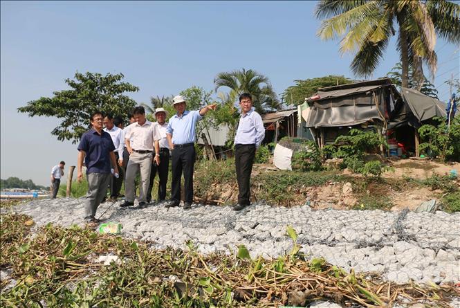 Trong ảnh: Phó Chủ tịch UBND tỉnh An Giang Trần Anh Thư (thứ 2 phải qua) và đoàn công tác của tỉnh An giang khảo sát tại công trình kè chống sạt lở xã Châu Phong, thị xã Tân Châu. Ảnh: Công Mạo-TTXVN