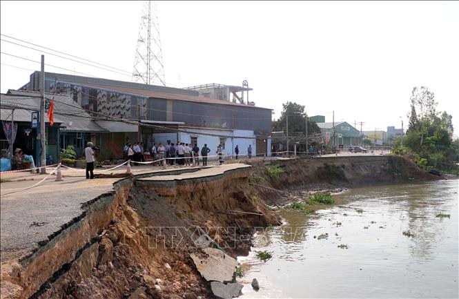 Trong ảnh: Đoàn công tác khảo sát điểm sạt lở Quốc lộ 91 tại ấp Bình Tân, xã Bình Mỹ, huyện Châu Phú. Ảnh: Công Mạo-TTXVN