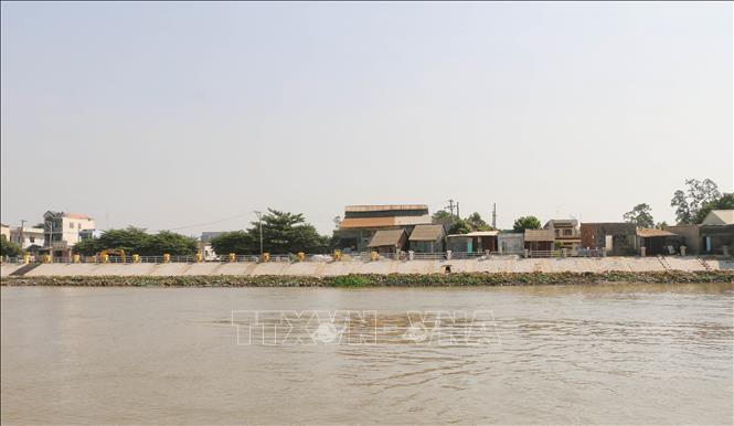 Trong ảnh: Khu vực sạt lở tại ấp Mỹ Hội, xã Mỹ Hội Đông, huyện Chợ Mới vào tháng 4/2017 hiện đã được xây kè chống sạt lở kiên cố. Ảnh: Công Mạo-TTXVN