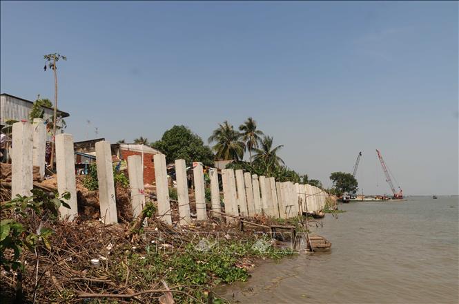 Trong ảnh: Khu vực kè chống sạt lở trên sông Tiền đoạn thuộc thị trấn Phú Mỹ, huyện Phú Tân, An Giang. Ảnh: Công Mạo-TTXVN