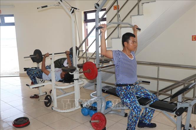 Trong ảnh: Chiến sỹ đảo Cô Lin hằng ngày rèn luyện thể thao, nâng cao sức khỏe. Ảnh: Nguyễn Văn Nhật - TTXVN