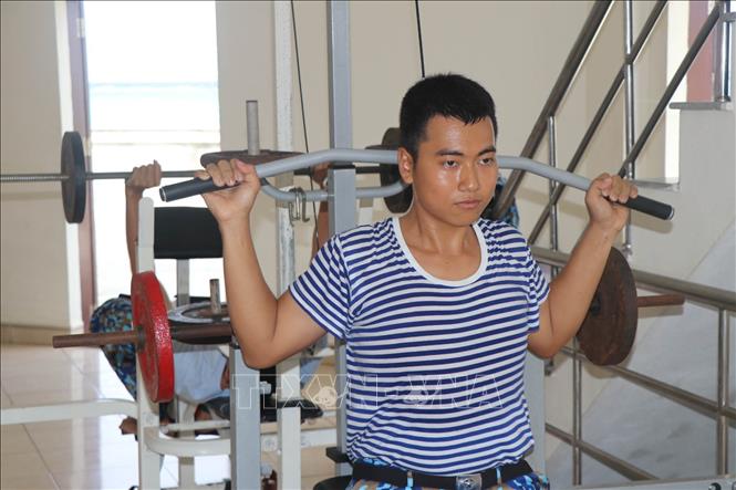 Trong ảnh: Chiến sỹ đảo Cô Lin hằng ngày rèn luyện thể thao, nâng cao sức khỏe. Ảnh: Nguyễn Văn Nhật - TTXVN