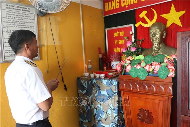 Trong ảnh: Bàn thờ Bác Hồ của cán bộ, chiến sĩ bảo vệ đảo Cô Lin. Ảnh: Nguyễn Văn Nhật - TTXVN