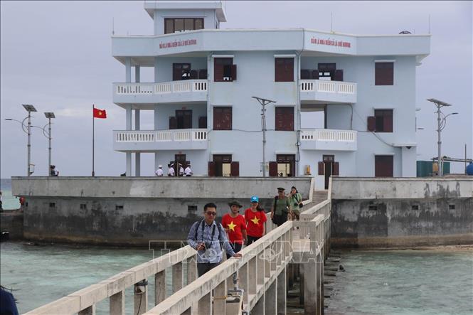 Trong ảnh: Nhà đa năng trên đảo Cô Lin được xây dựng khang trang. Ảnh: Nguyễn Văn Nhật - TTXVN