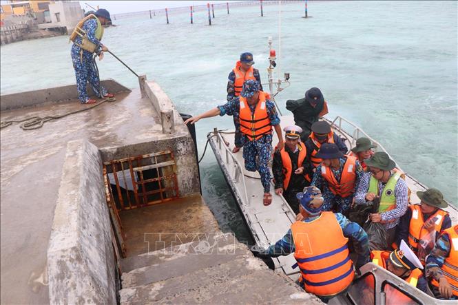 Trong ảnh: Đón đoàn công tác từ đất liền ra thăm đảo Cô Lin. Ảnh: Nguyễn Văn Nhật - TTXVN