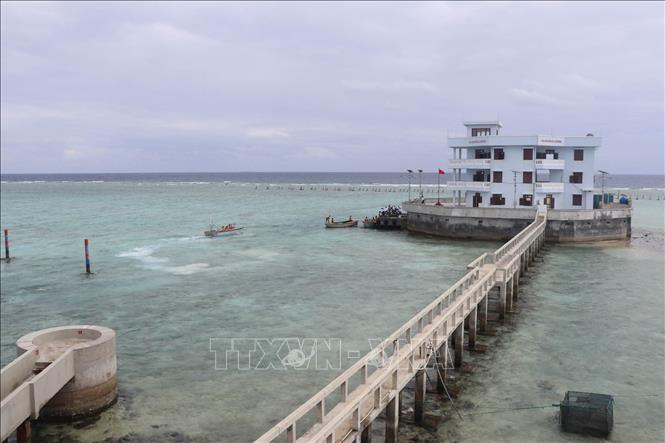 Trong ảnh: Nhà đa năng trên đảo Cô Lin được xây dựng khang trang. Ảnh: Nguyễn Văn Nhật - TTXVN