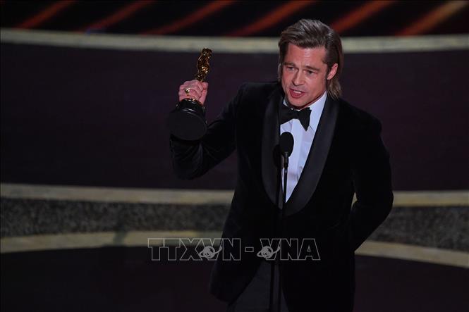 Trong ảnh: Nam diễn viên Brad Pitt nhận tượng vàng cho danh hiệu 