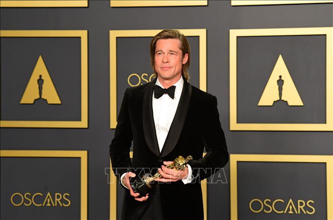Trong ảnh: Nam diễn viên Brad Pitt nhận tượng vàng cho danh hiệu 