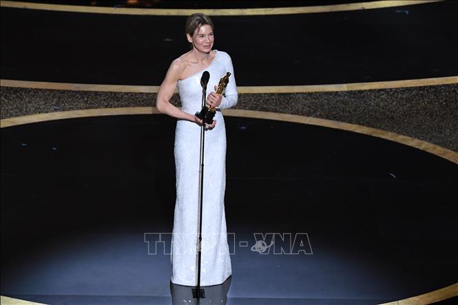 Trong ảnh: Nữ diễn viên người Mỹ Renee Zellweger phát biểu sau khi nhận giải Nữ diễn viên chính xuất sắc nhất tại Lễ trao giải Oscar lần thứ 92 ở nhà hát Dolby, Los Angeles, Mỹ, ngày 9/2/2020. Ảnh: AFP/TTXVN