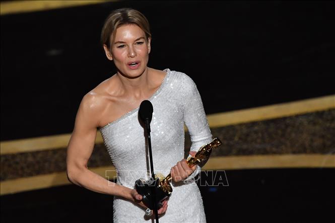 Trong ảnh: Nữ diễn viên người Mỹ Renee Zellweger phát biểu sau khi nhận giải Nữ diễn viên chính xuất sắc nhất tại Lễ trao giải Oscar lần thứ 92 ở nhà hát Dolby, Los Angeles, Mỹ, ngày 9/2/2020. Ảnh: AFP/TTXVN