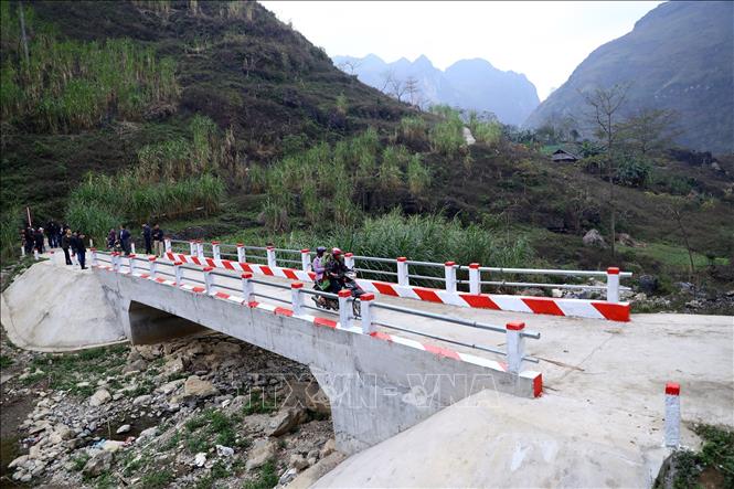 Trong ảnh: Cầu treo Mã Pì Lèng tại xã Pả Vi, huyện Mèo Vạc (Hà Giang) giúp cho người dân  không còn chịu cảnh chia cắt mỗi khi vào mùa mưa lũ. Ảnh: Huy Hùng - TTXVN