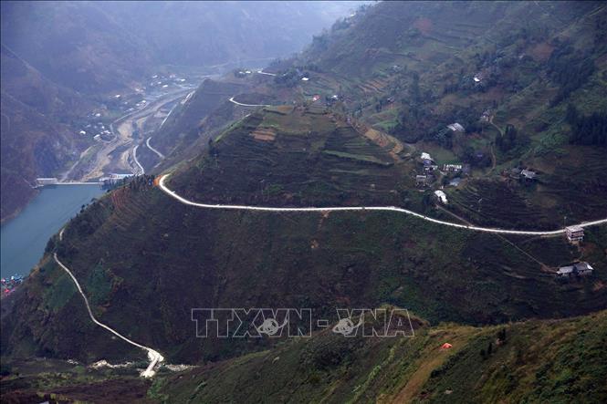Trong ảnh: Cầu dân sinh Mã Pì Lèng, huyện Mèo Vạc (Hà Giang) đã góp phần xóa sự chia cắt bởi dòng sông Nho Quế chảy qua, giúp kết nối giao thông, giúp bà không không còn cảnh lội sông suối vào mùa nước lũ. Ảnh: Huy Hùng - TTXVN