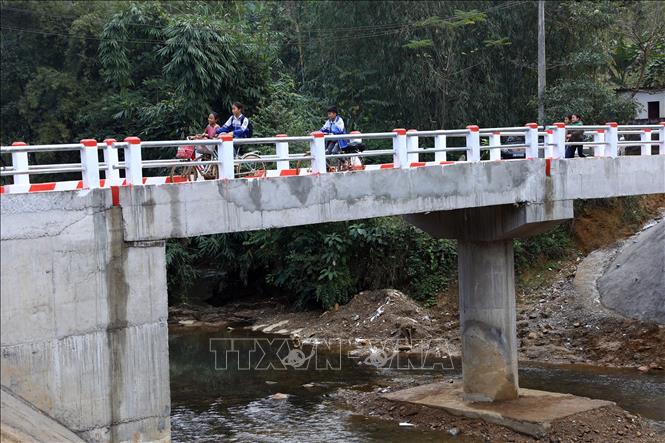 Trong ảnh: Cầu treo Quý Quân, tại xã Kim Ngọc, huyện Bắc Quang (Hà Giang) có chiều dài 29,5m rộng 3,5 m vừa được đưa vào sử dụng tháng 1/2020. Ảnh: Huy Hùng - TTXVN