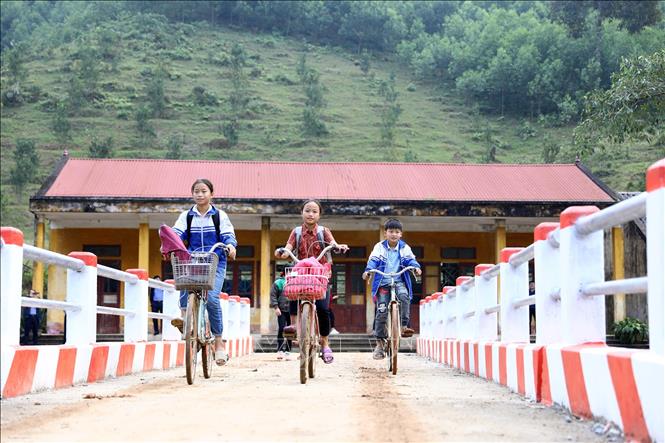 Trong ảnh: Cầu treo Quý Quân, tại xã Kim Ngọc, huyện Bắc Quang (Hà Giang) giúp cho các em học sinh khi đi học không phải lội qua dòng suối. Ảnh: Huy Hùng - TTXVN