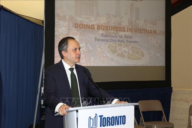 Ông Denzil Minnan - Wong, Phó thị trưởng Toronto phát biểu tại hội thảo. Ảnh: Vũ Quang Thnhj-P/v TTXVN tại Cananda
