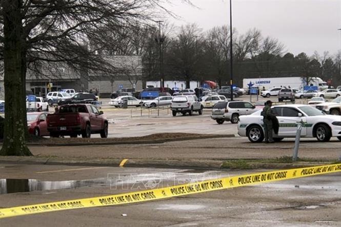 Trong ảnh: Cảnh sát phong tỏa hiện trường vụ nổ súng tại siêu thị Walmart ở bang Arkansas, Mỹ, ngày 10/2/2020. Ảnh: AP/TTXVN
