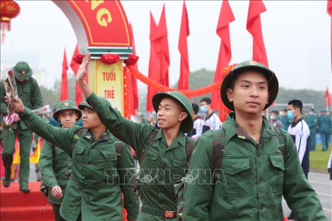 Xúc động hình ảnh người bố trẻ âu yếm con trước khi lên đường nhập ngũ   Netizen  Việt Giải Trí