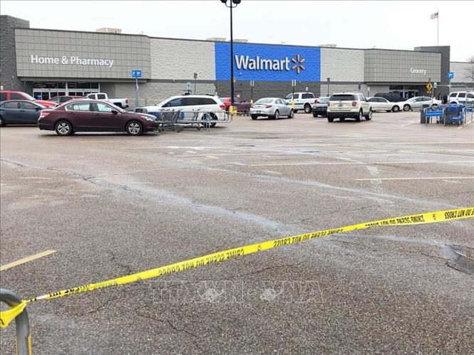 Trong ảnh: Cảnh sát phong tỏa hiện trường vụ nổ súng tại siêu thị Walmart ở bang Arkansas, Mỹ, ngày 10/2/2020. Ảnh: AP/TTXVN
