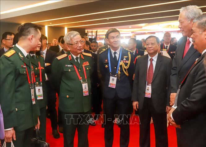 Thượng tướng Nguyễn Chí Vịnh, Thứ trưởng Bộ Quốc phòng dẫn đầu đoàn đại biểu quân sự Việt Nam tham dự triển lãm. Ảnh: Lê Dương-P/v TTXVN tại Singapore.