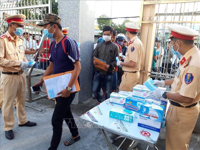 Trong ảnh: Cán bộ Phòng Cảnh sát giao thông, Công an tỉnh Bạc Liêu phát khẩu trang miễn phí cho người dân. Ảnh: Huỳnh Sử - TTXVN