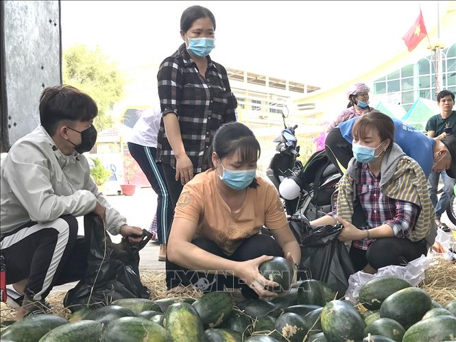 Trong ảnh: Người dân ủng hộ tiêu thụ số dưa hấu vừa được vận chuyển về từ Kiên Giang. Ảnh: Lê Thúy Hằng - TTXVN
