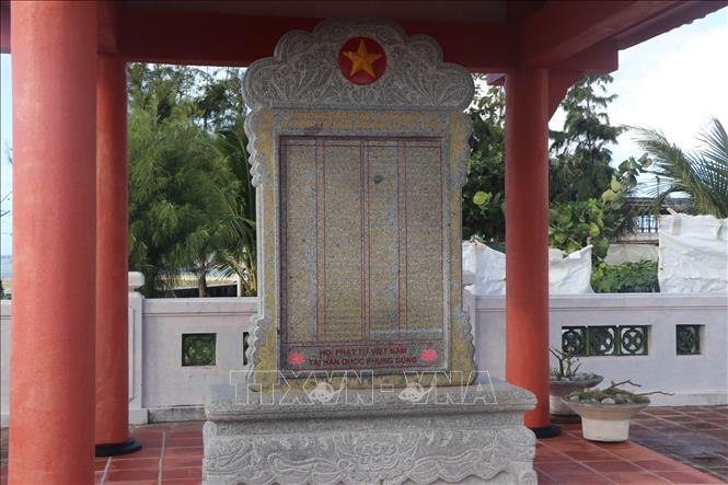 Trong ảnh: Bia ghi công 64 liệt sỹ hy sinh tại đảo Gạc Ma (quần đảo Trường Sa) được đặt trong sân chùa Vinh Phúc trên đảo Phan Vinh, quần đảo Trường Sa, tỉnh Khánh Hòa. Ảnh: Nguyễn Văn Nhật - TTXVN