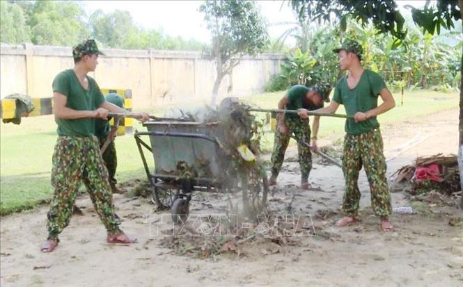 Trong ảnh: Các tân binh dọn dẹp vệ sinh doanh trại. Ảnh: Võ Dung -TTXVN