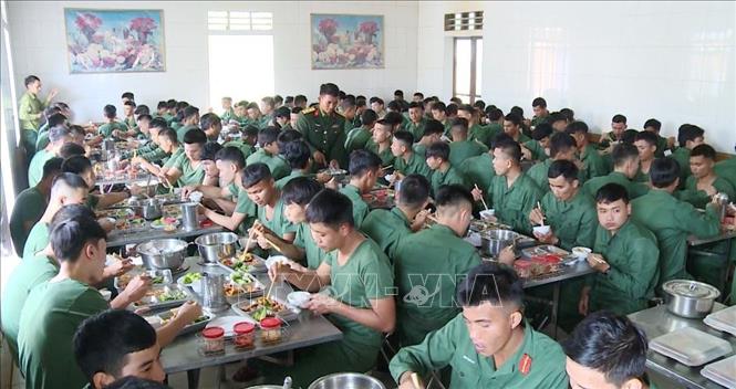 Trong ảnh: Các tân binh tại nhà ăn tập thể, Tiểu đoàn bộ binh 42, Trung đoàn BB 996 , Bộ Chỉ huy Quân sự tỉnh Quảng Bình. Ảnh: Võ Dung -TTXVN. Ảnh: Võ Dung -TTXVN