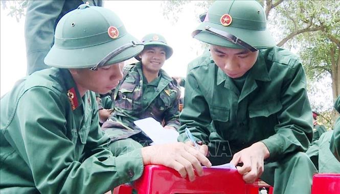 Trong ảnh: Các tân binh được hướng dẫn, chỉ bảo tận tình và chu đáo về quân tư trang, nơi ăn, ở, tập luyện tại đơn vị. Ảnh: Võ Dung -TTXVN