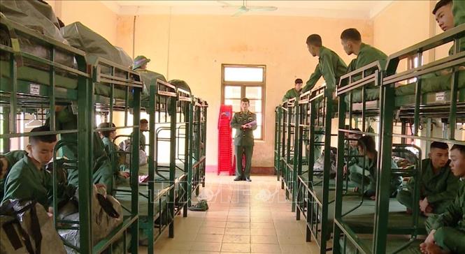 Trong ảnh: Các tân binh được hướng dẫn, chỉ bảo tận tình và chu đáo về quân tư trang, nơi ăn, ở, tập luyện tại đơn vị. Ảnh: Võ Dung -TTXVN