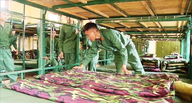 Trong ảnh: Những bài học dự khóa đầu tiên như cách gấp chăn màn, nội vụ... được Tiểu đoàn bộ binh 42, Trung đoàn BB 996 , Bộ Chỉ huy Quân sự tỉnh Quảng Bình hướng dẫn kỹ càng, tận tình. Ảnh: Võ Dung -TTXVN