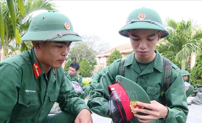Trong ảnh: Các tân binh được hướng dẫn, chỉ bảo tận tình và chu đáo về quân tư trang, nơi ăn, ở, tập luyện tại đơn vị. Ảnh: Võ Dung -TTXVN
