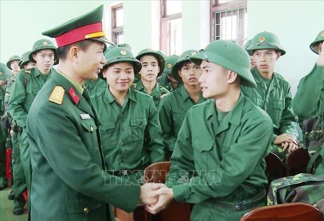Trong ảnh: Các tân binh được thủ trưởng đơn vị huấn luyến thăm hỏi, động viên tinh thần. Ảnh: Võ Dung -TTXVN