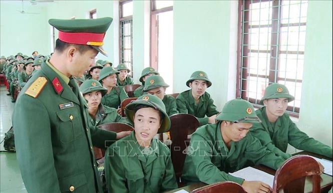 Trong ảnh: Các tân binh được thủ trưởng đơn vị huấn luyến thăm hỏi, động viên tinh thần. Ảnh: Võ Dung -TTXVN