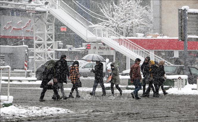 Trong ảnh: Tuyết phủ dày đặc tại Tehran, Iran. Ảnh: AFP/TTXVN