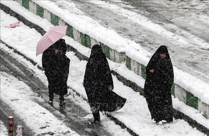 Trong ảnh: Tuyết phủ dày đặc tại Tehran, Iran. Ảnh: AFP/TTXVN