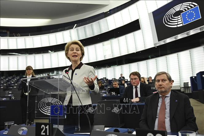 Trong ảnh: Chủ tịch Ủy ban châu Âu  Ursula von der Leyen tại cuộc họp Nghị viện châu Âu ở Strasbourg, Pháp,ngày 12/12/2020. Ảnh: AFP/TTXVN