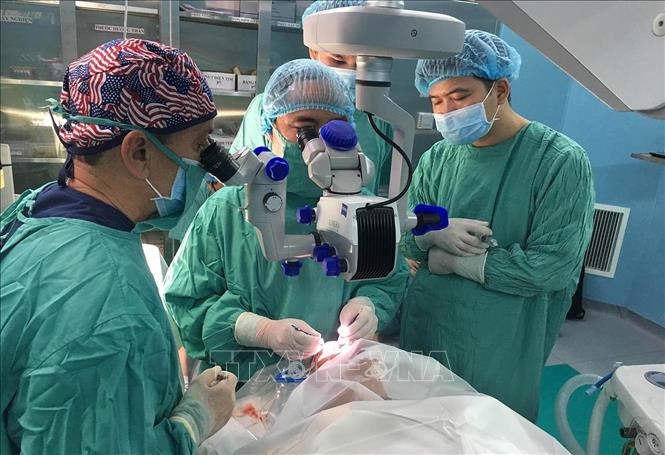 Bệnh viện Trung ương Huế đã thực hiện thành công gần 1000 ca ghép tạng, gồm nhiều bệnh nhân được ghép tạng xuyên Việt. Điều này khẳng định kỹ thuật ghép tạng đã trở thành kỹ thuật thực hiện thường quy của Bệnh viện Trung ương Huế, với tỷ lệ thành công cao. Trong ảnh: Ngày 3/6/2019, Bệnh viện Trương ương Huế tổ chức tiếp nhận 5 giác mạc từ Mỹ, ghép cho các bệnh nhân. Ảnh: Hồ Cầu-TTXVN