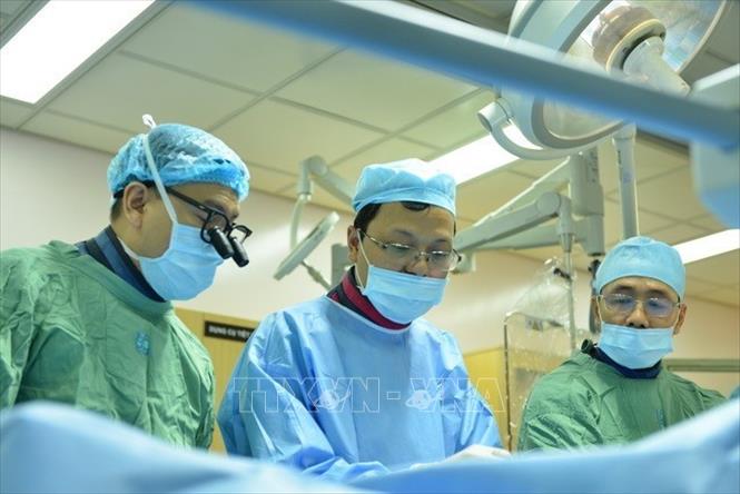 Trong ảnh: Kỹ thuật can thiệp trong lòng mạch, điều trị bệnh lý mạch máu não do Bệnh viện Đại học y dược TP. Hồ Chí Minh tiến hành là những kỹ thuật tiên tiến trong chẩn đoán, đánh giá và điều trị can thiệp bệnh lý động mạch vành, một trong những thành tựu nổi bật của y khoa Việt Nam. Ảnh: TTXVN phát