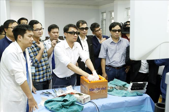 Trong ảnh: Công nghệ 3D phẫu thuật và sửa chữa tim mạch. Năm 2017, lần đầu tiên trên cả nước, Trung tâm tim mạch Bệnh viện E (Hà Nội) ứng dụng công nghệ 3D vào phẫu thuật và sửa chữa tim mạch các bệnh lý lồng ngực cho bệnh nhân. Những ưu điểm vượt trội của công nghệ 3D giúp các bác sĩ có thể phẫu thuật tim mạch chính xác, nhanh chóng và hiệu quả, giảm các biến chứng cho người bệnh. Ảnh: Dương Ngọc – TTXVN