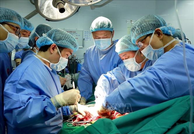 Trong ảnh: Năm 2017, lần đầu tiên Việt Nam thực hiện ca ghép phổi từ người cho sống. Ca ghép diễn ra ngày 21/2/2017, do các bác sĩ Bệnh viện Quân y 103, Học viện Quân y phối hợp với các chuyên gia Nhật Bản thực hiện. Thành công ca ghép phổi đầu tiên đưa chuyên ngành ghép tạng của Việt Nam lên tầm cao mới. Ảnh: TTXVN phát