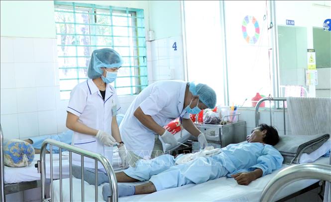 Trong công tác phòng chống và điều trị bệnh nhân HIV/AIDS, Việt Nam đã đạt được những thành tựu lớn và ấn tượng, là điểm sáng trong khu vực. Trong ảnh: Bác sỹ Bệnh viện Nhân Ái (TP Hồ Chí Minh) thăm khám bệnh nhân AIDS. Ảnh: Xuân Khu-TTXVN