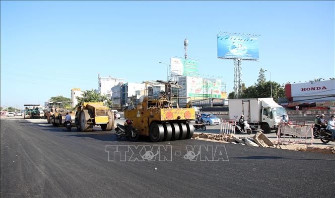 Trong ảnh: Thảm bê tông nhựa đường mở rộng Quốc lộ 22 để thi công các đốt hầm còn lại của nhánh N2. Ảnh: Tiến Lực - TTXVN