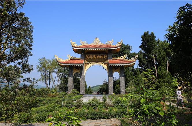 Trong ảnh: Cổng tam quan của Thiền viện Trúc Lâm Bạch Mã nhìn từ phía trong. Ảnh: Hồ Cầu-TTXVN