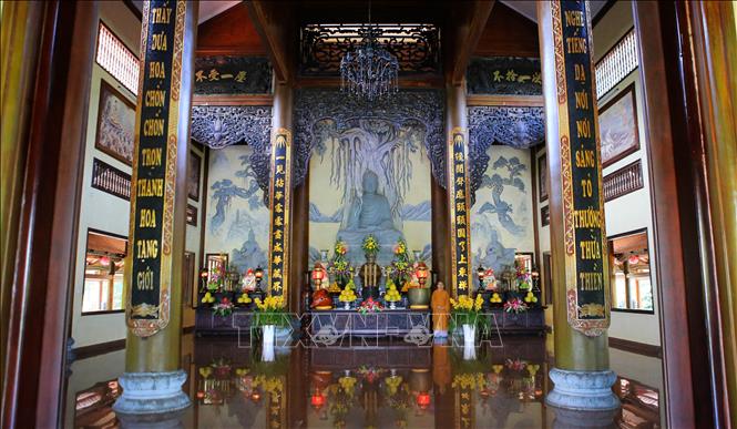 Trong ảnh: Bên trong Đại Hùng Bảo Điện của Thiền viện Trúc Lâm Bạch Mã. Ảnh: Hồ Cầu-TTXVN