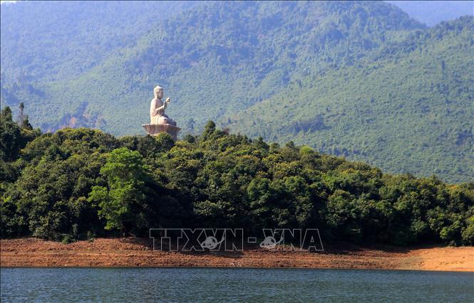 Trong ảnh: Tượng Phật Thích Ca trên ngọn đồi giữa hồ Truồi, trước Thiền viện. Ảnh: Hồ Cầu-TTXVN