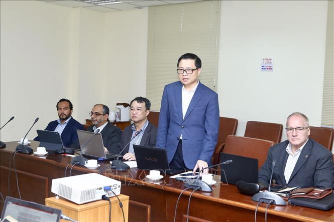 Trong ảnh: Ông Triệu Minh Long, Phó vụ trưởng Vụ Hợp tác quốc tế (Bộ Thông tin và Truyền thông) và các chuyên gia của ITU dự Hội nghị. Ảnh: Minh Quyết - TTXVN